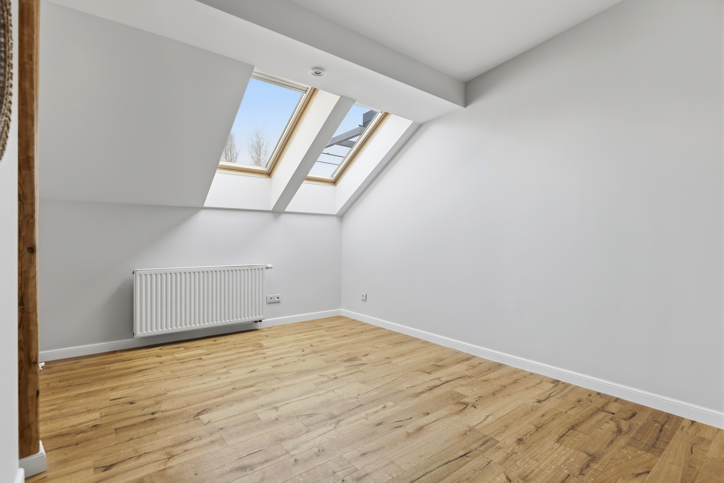 Gabinet na poddaszu przed i po aranżacji Virtual Staging.